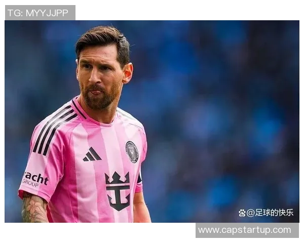 足球巨星笑容灿烂，球场之光眩目