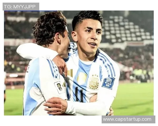 足球球星遭遇大胆搭讪:明星球员私下互动揭秘与球迷亲密瞬间 足球球星遭遇大胆搭讪:明星球员私下互动揭秘与球迷亲密瞬间